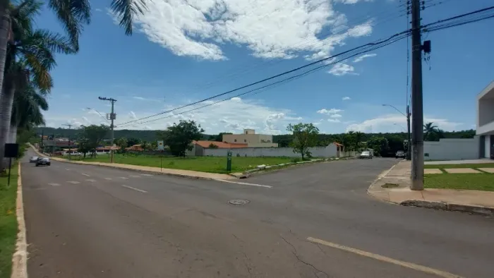 Lote de esquina no Jardim Botânico, cond. Quintas Interlagos, com 1.250m2