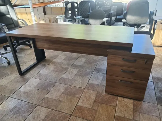 Mesa diretiva com gaveteiro- Modleo novo