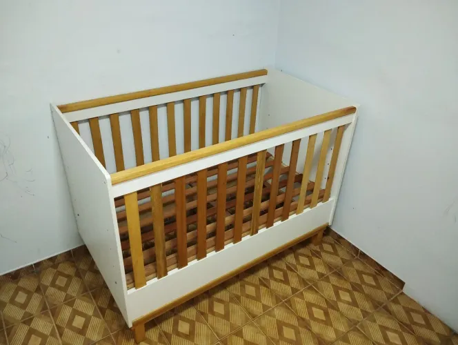 Berço de madeira branco