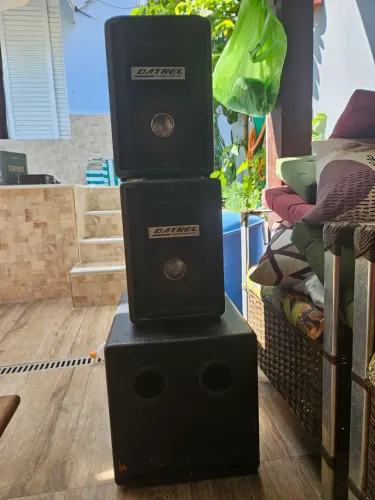 Duas caixas um sub e uma potência 