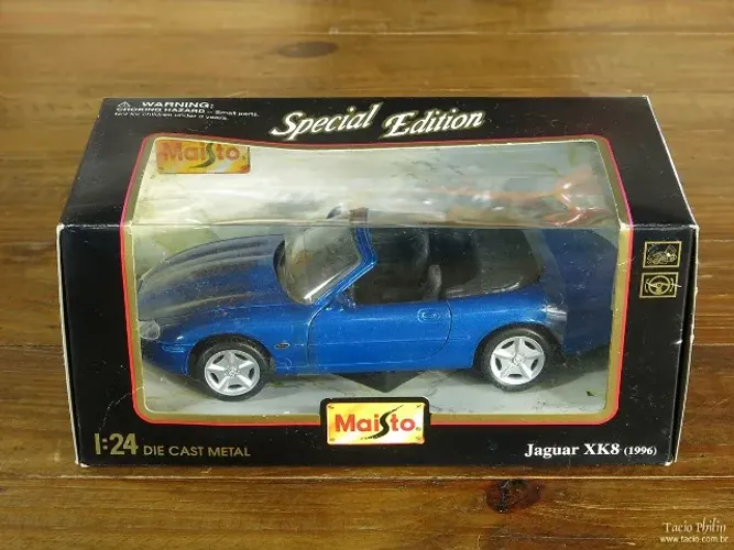 Miniatura Jaguar XK8 1996 1:24 azul Maisto Special Edition na caixa (Hobby Diecast)