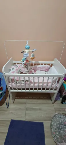 Vendo mini berço com colchão, mosquiteiro e lençol