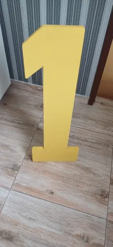 Número 1 em mdf c/ 90cm  $ 100,00