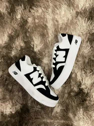 Tênis feminino NB casual preto e branco