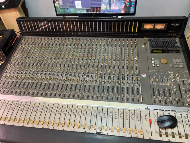 Mesa TASCAM 32 canais