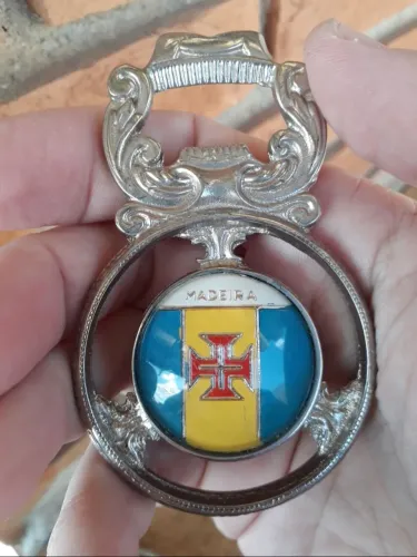 Lindo abridor de garrafas de Portugal trabalhados frente e verso colecionáveis FAVOR LER