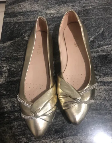Sapatilha dourada com strass. Numero 38