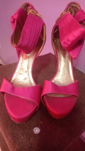 Sandálias Rosa com Detalhes de Laço