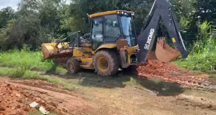 Retroescavadeira escavadeira e caçambas 