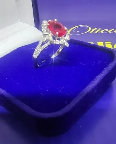 Anel Chuveirinho Ouro Branco 18 Kilates Diamantes 1 mm e Rubi Sintético 8x5 mm Peso 2.24 G