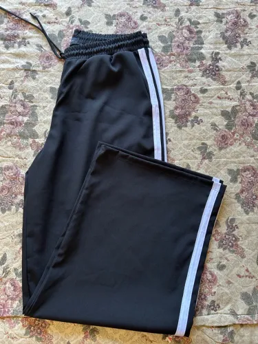 Calça Esportiva Preta com Detalhes