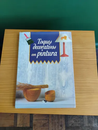 Livro de toques decorativos com pintura
