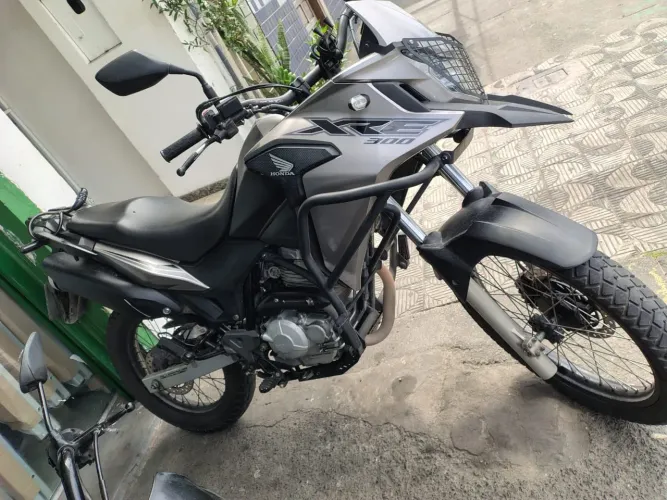Xre 300 de garagem  pouco rodada