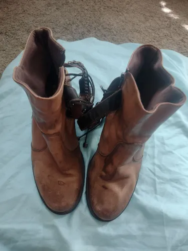 Botas de couro marrom com detalhes