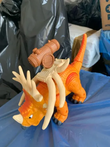Dinossauro Triceratops com canhão