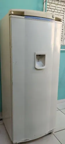 Geladeira com dispenser de água Consul 380L