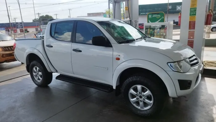 Mitsubishi L200 Triton HLS 2.4 Flex 16V CD Mec. 2013