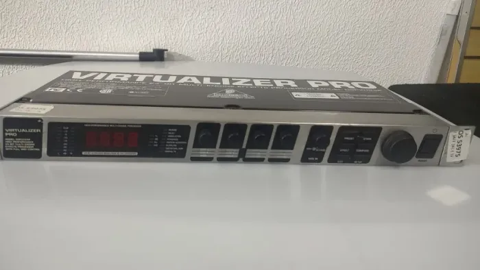 PROCESSADOR DE EFEITOS BEHRINGER dsp1024 