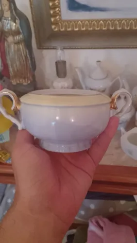 Pequena sopeira de porcelana linda e muito antiga sem tampa para sopas e caldos