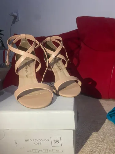 Sandália nova nunca usada N:36
