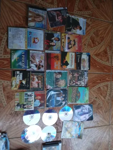 Lote de DVDs e CDs - Diversos Gêneros