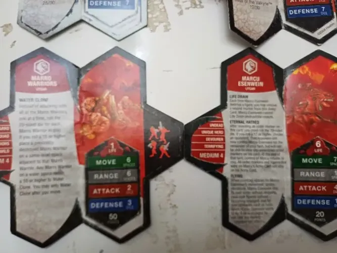 figuras originais da marca citadel com cartas 