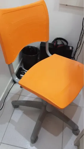 Cadeira de escritório laranja com rodinhas
