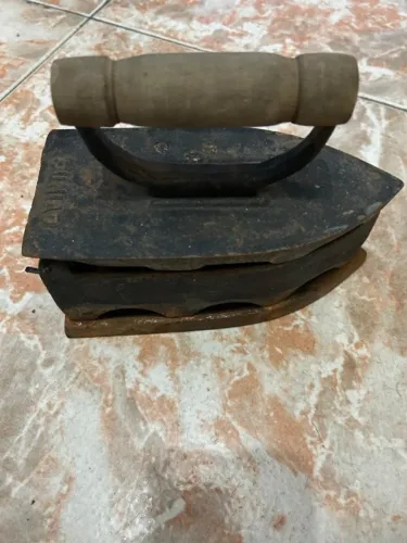 Antigo ferro de passar de brasa-original   Possui ferrugens  Todo original  De acordo com 