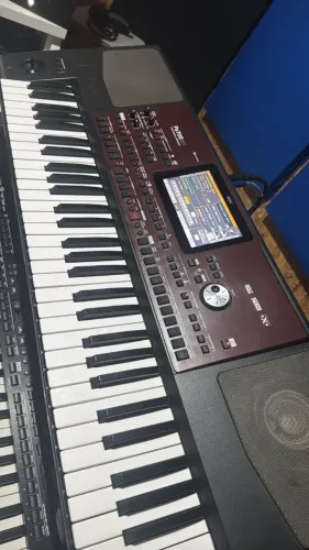 TECLADO KORG PA700 semi novo 