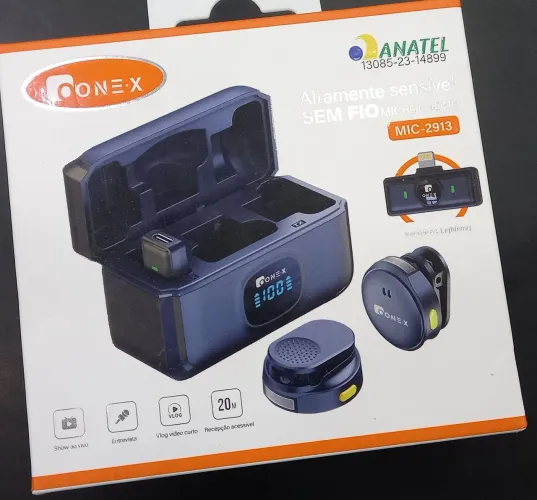 Microfone de lapela duplo sem fio com estojo para carregar. Pequeno e discreto.