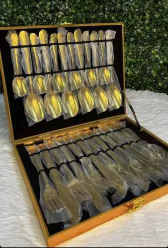 Jogo de Talheres Dourados 24 peças na Maleta