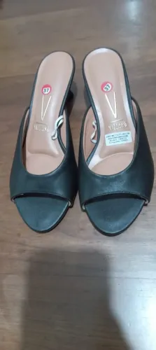 Sandália solta com salto