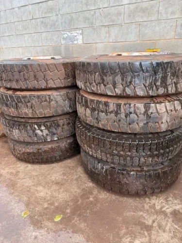 Conjunto Pneus e Rodas para Caminhão ou Ônibus - 11.00 x 22