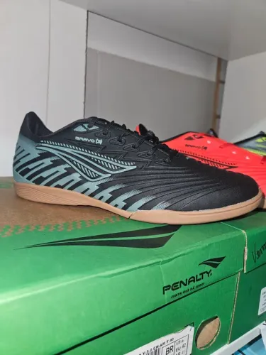 PROMOÇÃO CHUTEIRA SOCIETY PENALTY BRAVO 3.0 - R$139.00 AVISTA.