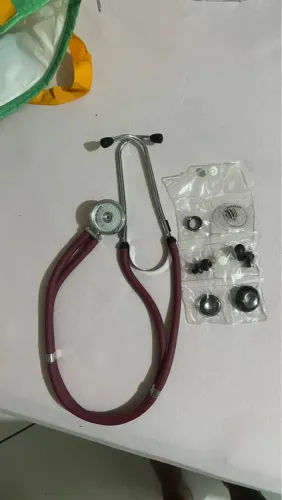 Estetoscópio e esfigmomanômetro manual