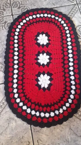 Tapete de crochê oval vermelho e branco