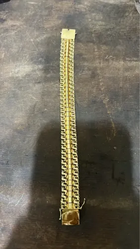 Pulseira estilo bracelete em ouro