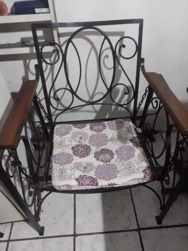Cadeira de balanço rústica de ferro com berço de madeira
