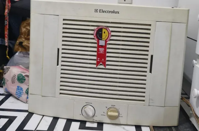 Ar-condicionado de janela Eletrolux 10 mil BTUs.