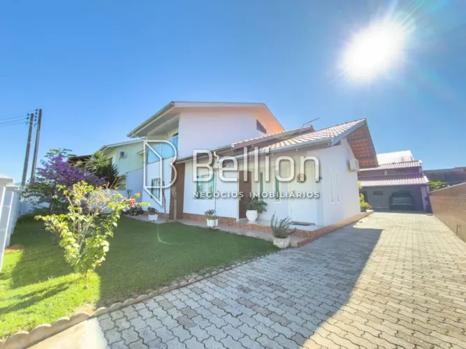 Casa à Venda com Piscina e Energia Solar | 4 Quartos, Suíte e Área de Festas