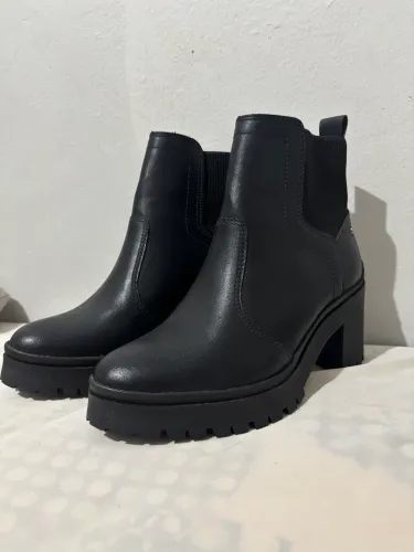 Bota preta de salto em ótimo estado !
