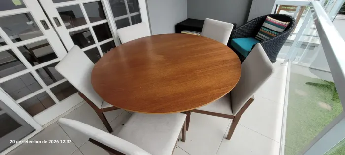 Mesa e cadeiras