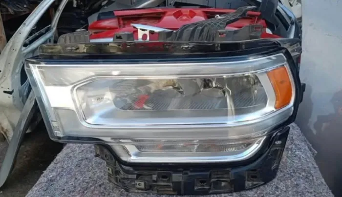 Farol Dodge RAM 2500 ou RAM 3500 modelo 2019 a 2024