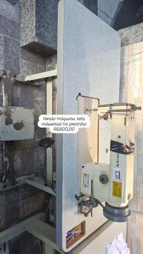 Vendo máquina reta industrial e mesa de corte.