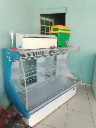 Refrigeração e exposição de bebidas, laticínio, frios e produtos frescos em geral