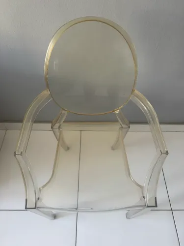 Cadeira de acrílico