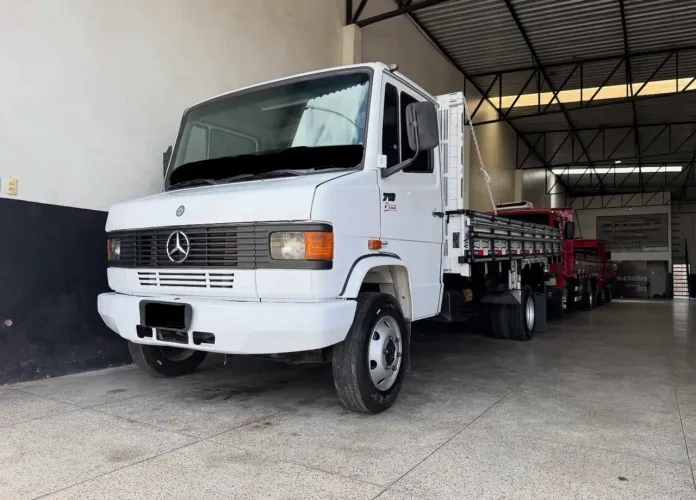 Mercedes Benz 710 na Carroceria ano 2011 ( Boleto )
