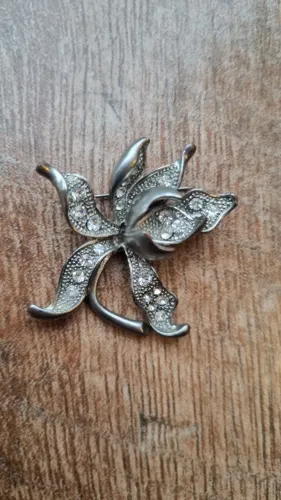 Broche retrô-vintage. Peça original dos anos 80 - Flor Cravejada