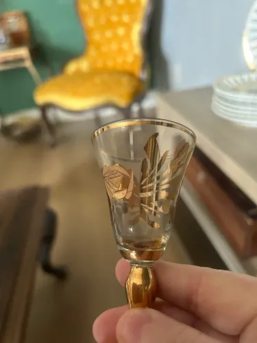 Cálices para licores em cristal com vasto bordado em ouro