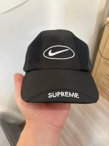 Boné Nike x Supreme running black
